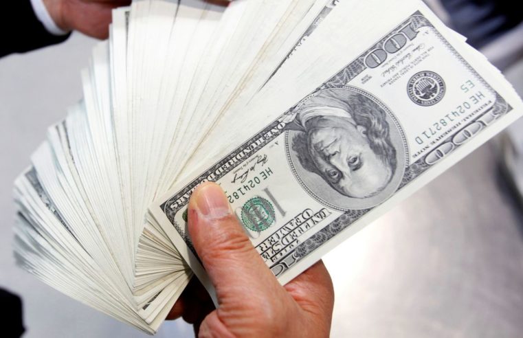 Dólar sobe para R$ 5,45, mas tem segunda semana seguida de queda