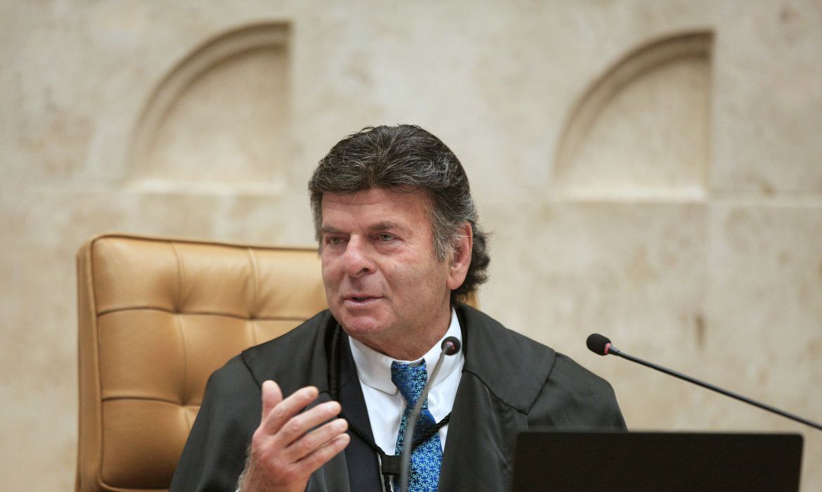 Ministro Luiz Fux autoriza compra de medicamento para aids