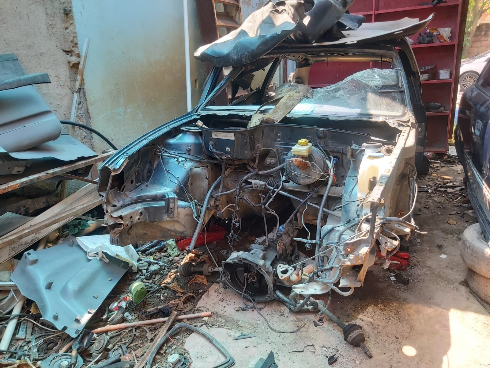 Polícia Civil estoura local de desmanche de carros furtados em Duque de Caxias