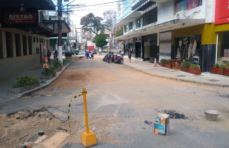 Rua é interditada em Teresópolis para obra de desobstrução de galeria