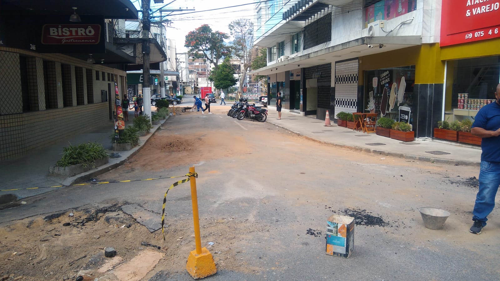 Rua é interditada em Teresópolis para obra de desobstrução de galeria