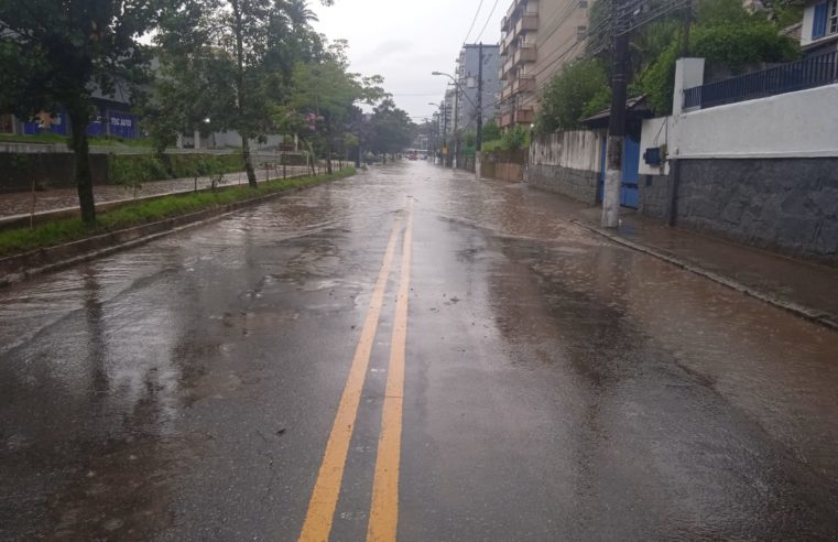 Rua Coronel Veiga tem trecho interditado por conta de inundação na via