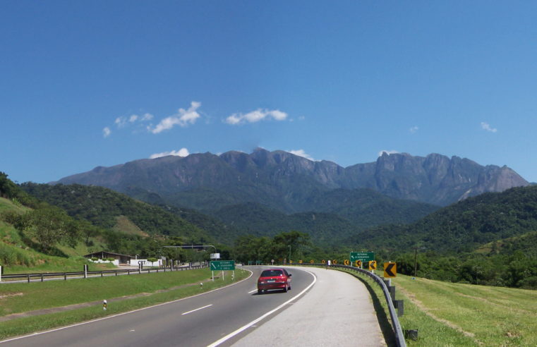 Passagem de extralarga interfere no tráfego da Serra de Teresópolis na noite desta segunda-feira