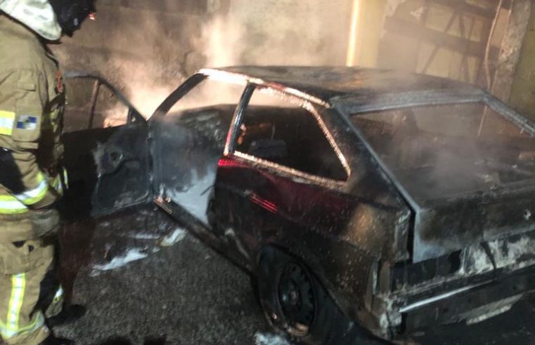 Carro pega fogo na Comunidade do Alemão e mobiliza bombeiros na noite de segunda-feira