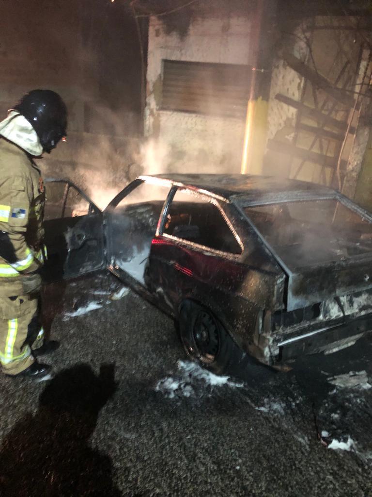 Carro pega fogo na Comunidade do Alemão e mobiliza bombeiros na noite de segunda-feira