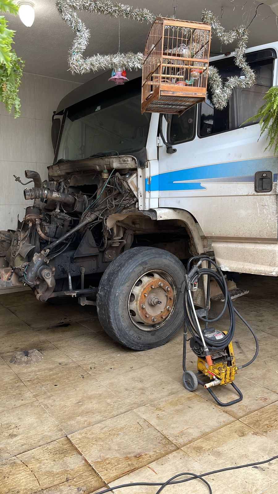 Operação policial prende homem que furtou caminhão em Itaipava. Veículo foi encontrado em Duque de Caxias