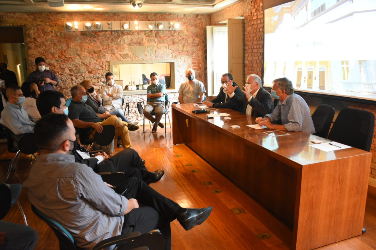 Comitê Científico faz primeira reunião para avaliar estágio da covid e medidas de proteção no município, no Palácio Itaboraí