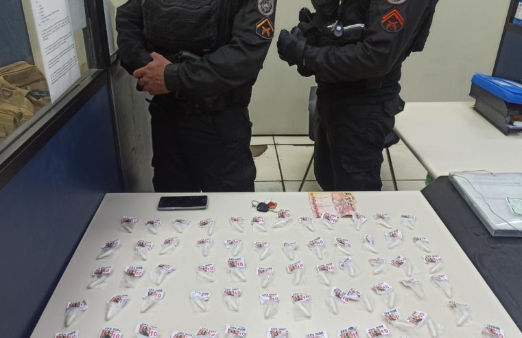 Homem acusado de roubar padaria e posto de combustíveis é preso em Petrópolis