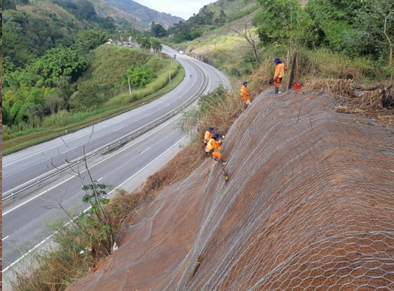 Contenções e ações preventivas em taludes foram executadas na BR-040 em 2021