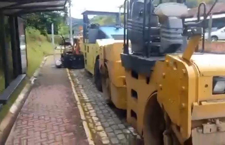 Máquinas usadas na obra da União e Indústria são flagradas estacionadas em ponto de ônibus na União e Indústria