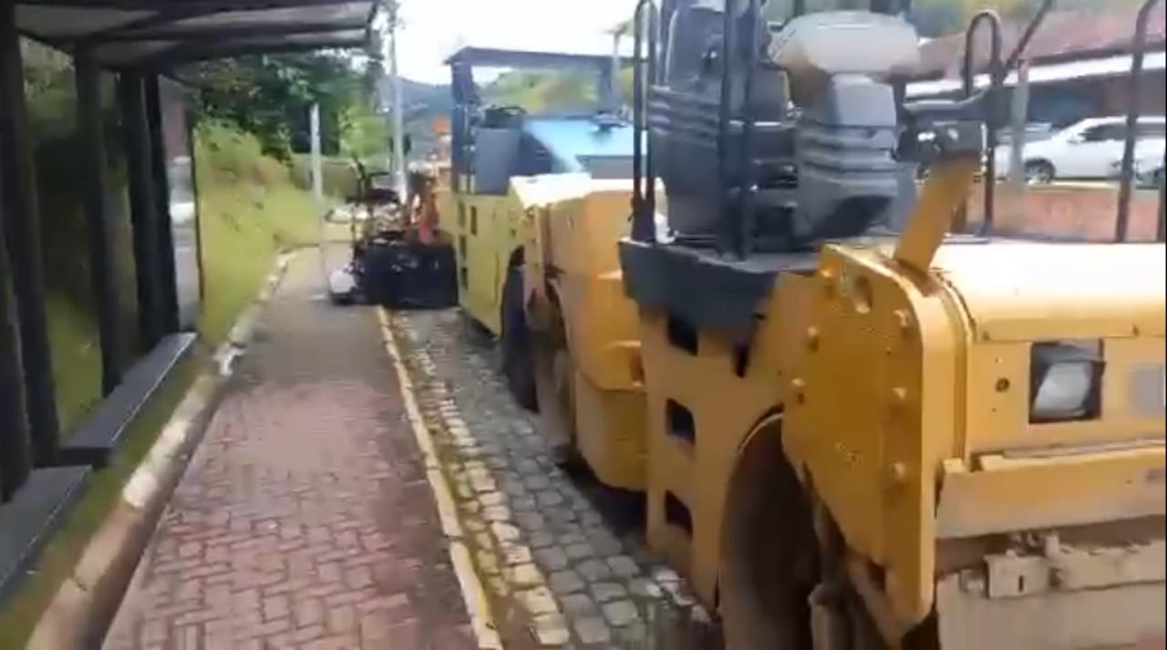 Máquinas usadas na obra da União e Indústria são flagradas estacionadas em ponto de ônibus na União e Indústria