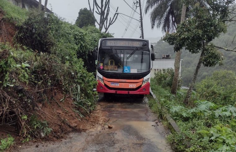 Deslizamentos de terra, inundações e quedas de árvore afetaram pelo menos 20 linhas de ônibus em Petrópolis