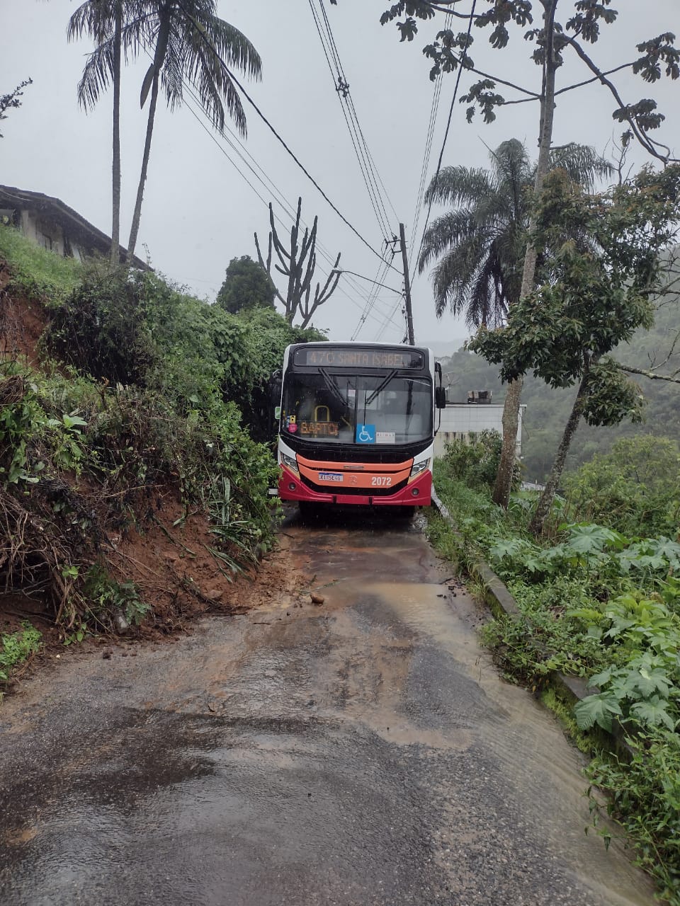 Deslizamentos de terra, inundações e quedas de árvore afetaram pelo menos 20 linhas de ônibus em Petrópolis