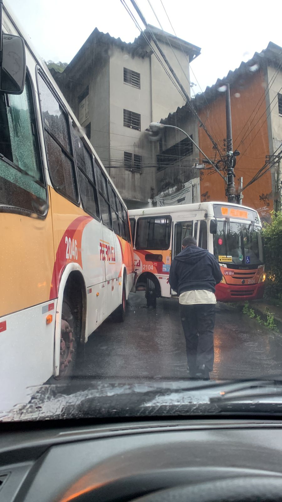 Petro Ita informa que colisão de ônibus no Valparaíso ocorreu devido a pista molhada