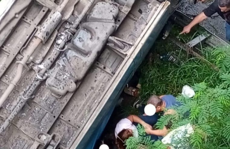 Acidente com van no Rio de Janeiro deixa um morto e 17 feridos