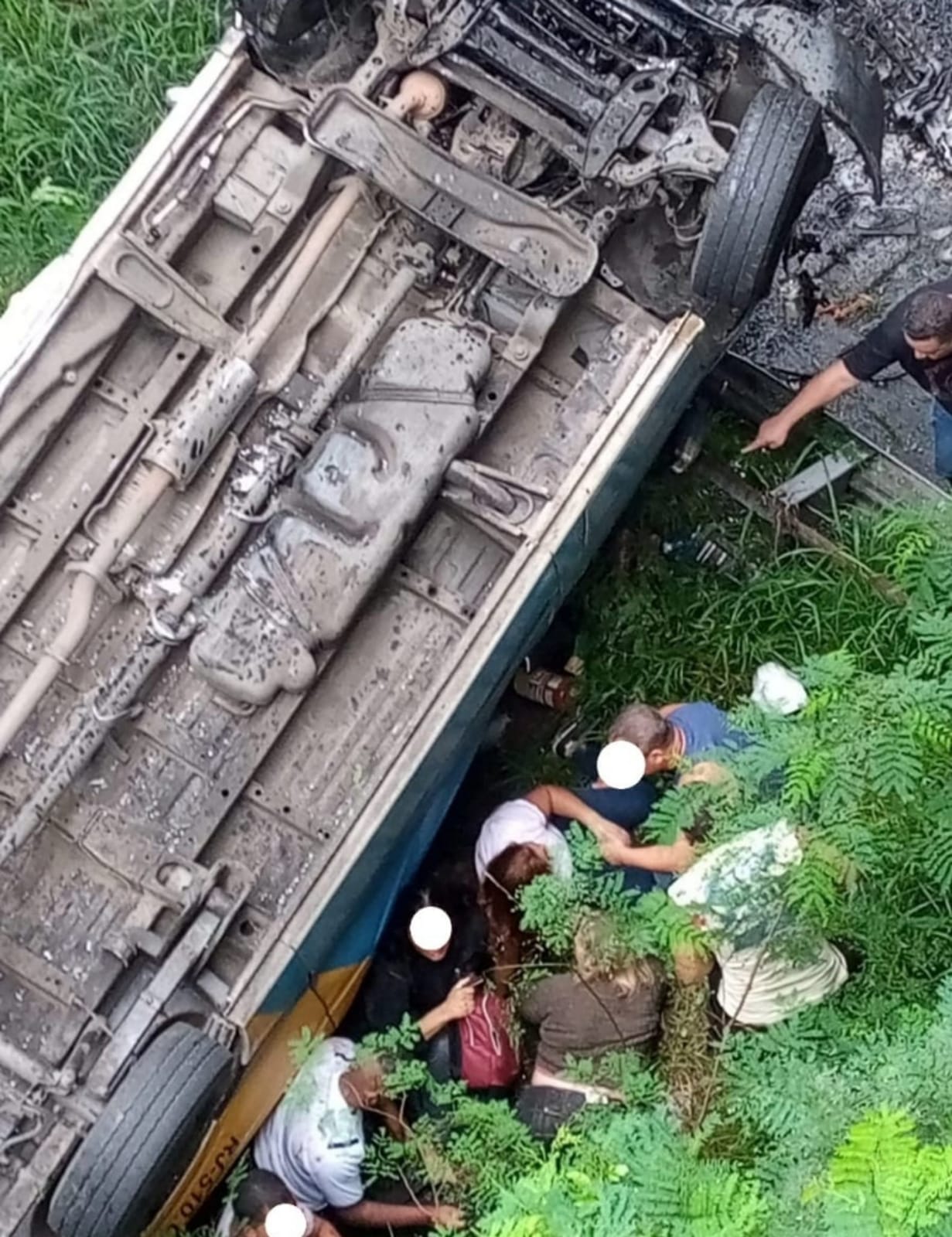 Acidente com van no Rio de Janeiro deixa um morto e 17 feridos