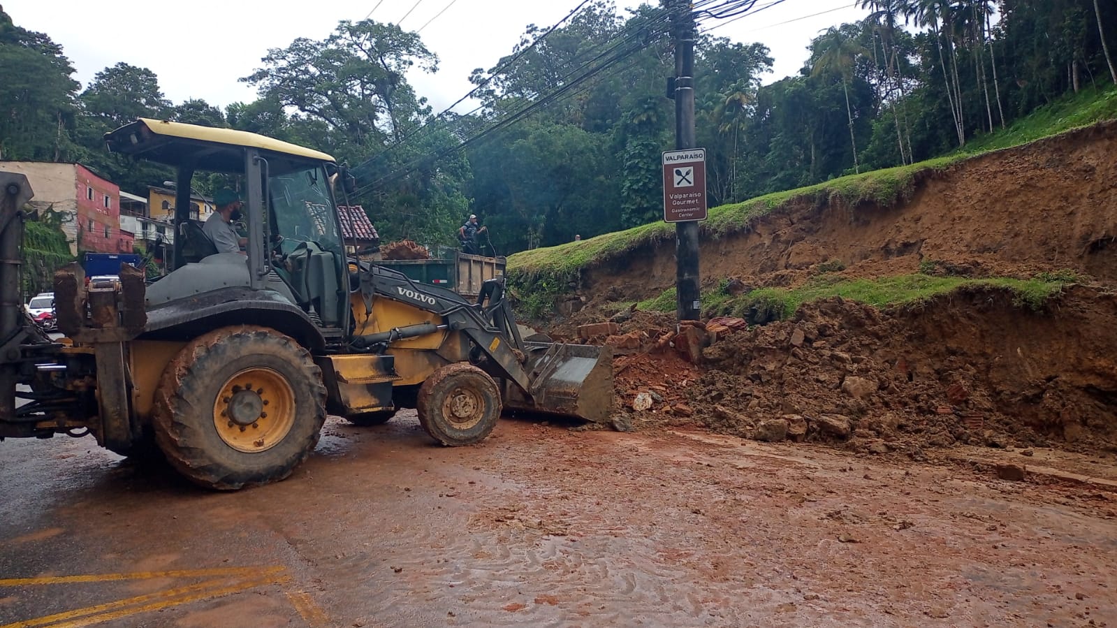 Defesa Civil de Petrópolis interdita 57 residências e 180 pessoas estão desalojadas