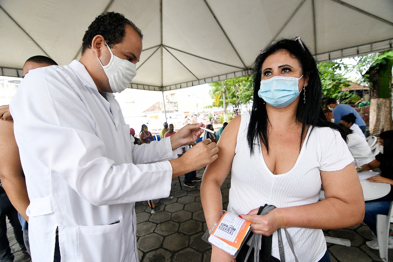 Nova Iguaçu vacina com dose de reforço pessoas acima dos 19 anos nesta quarta-feira