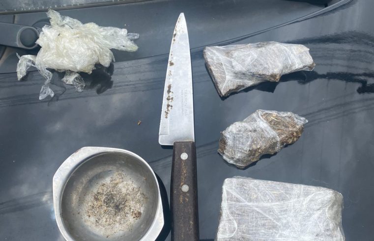 Homem é preso com faca e drogas no Centro de Petrópolis