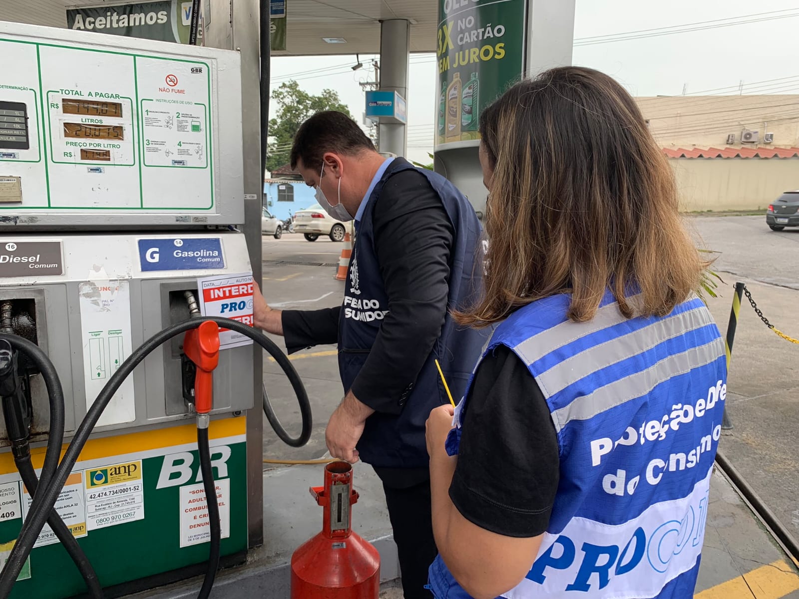 Procon-RJ lacra bombas de combustíveis em operação de fiscalização em Teresópolis e outros postos do estado