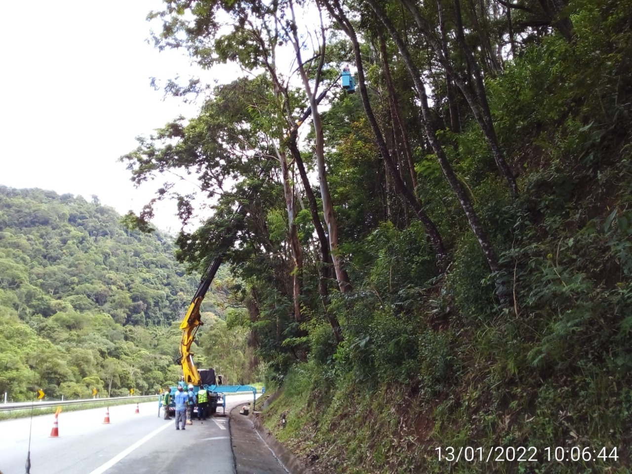 Concer realiza serviço preventivo na BR-040 em Petrópolis