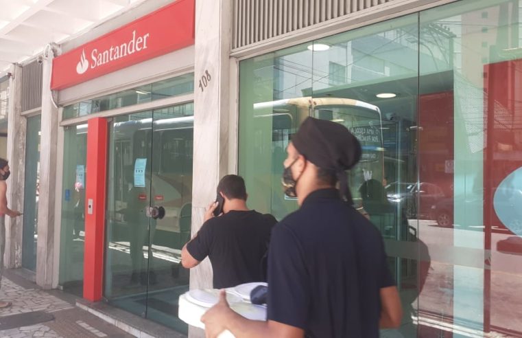 Nove agências bancárias ficaram fechadas nesta segunda-feira por causa de suspeita de covid