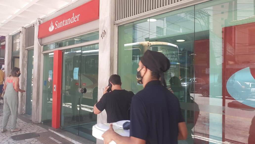 Nove agências bancárias ficaram fechadas nesta segunda-feira por causa de suspeita de covid