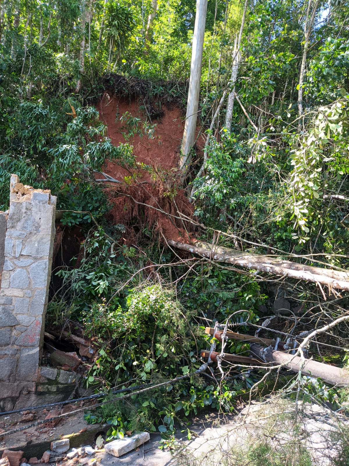 Linhas de ônibus ainda operam com alterações em Petrópolis