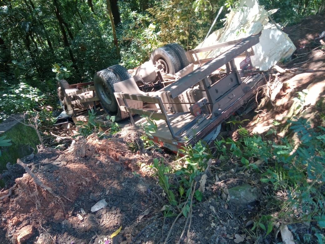 Motorista de caminhão morre em acidente na BR-040