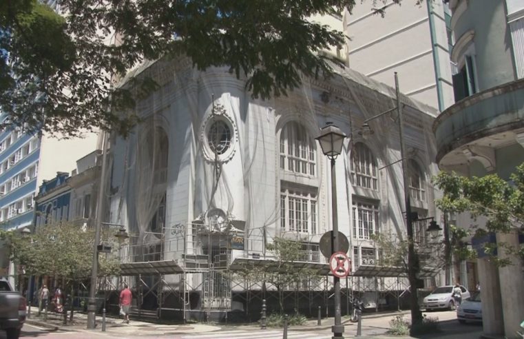 Casarão histórico continua abandonado no Centro de Petrópolis