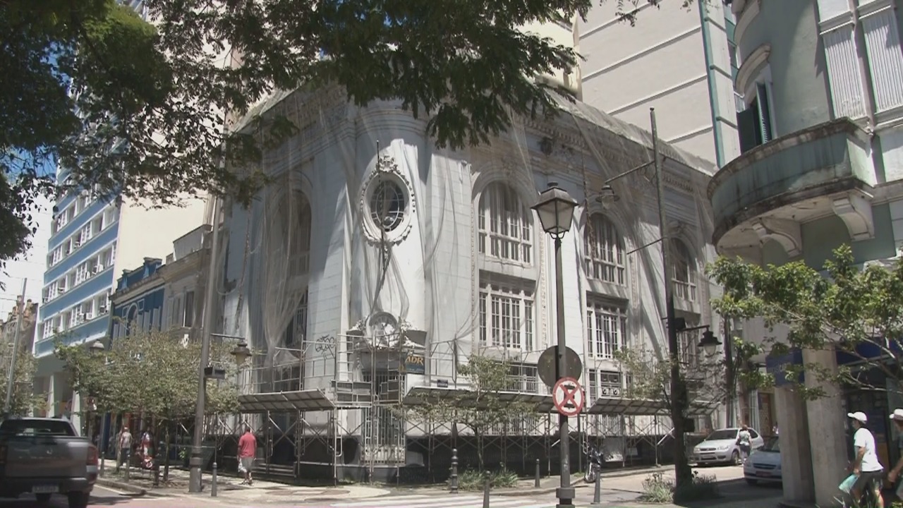 Casarão histórico continua abandonado no Centro de Petrópolis
