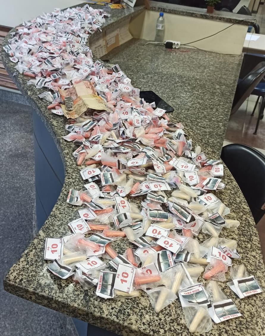 Polícia Militar apreende 750 cápsulas de cocaína no Bonfim, em Petrópolis