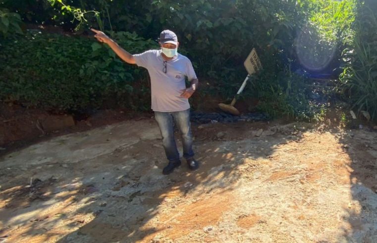 Barreiras, que caíram nos dias de chuva forte, são retiradas da Rua Pedro Elmer, no Itamarati
