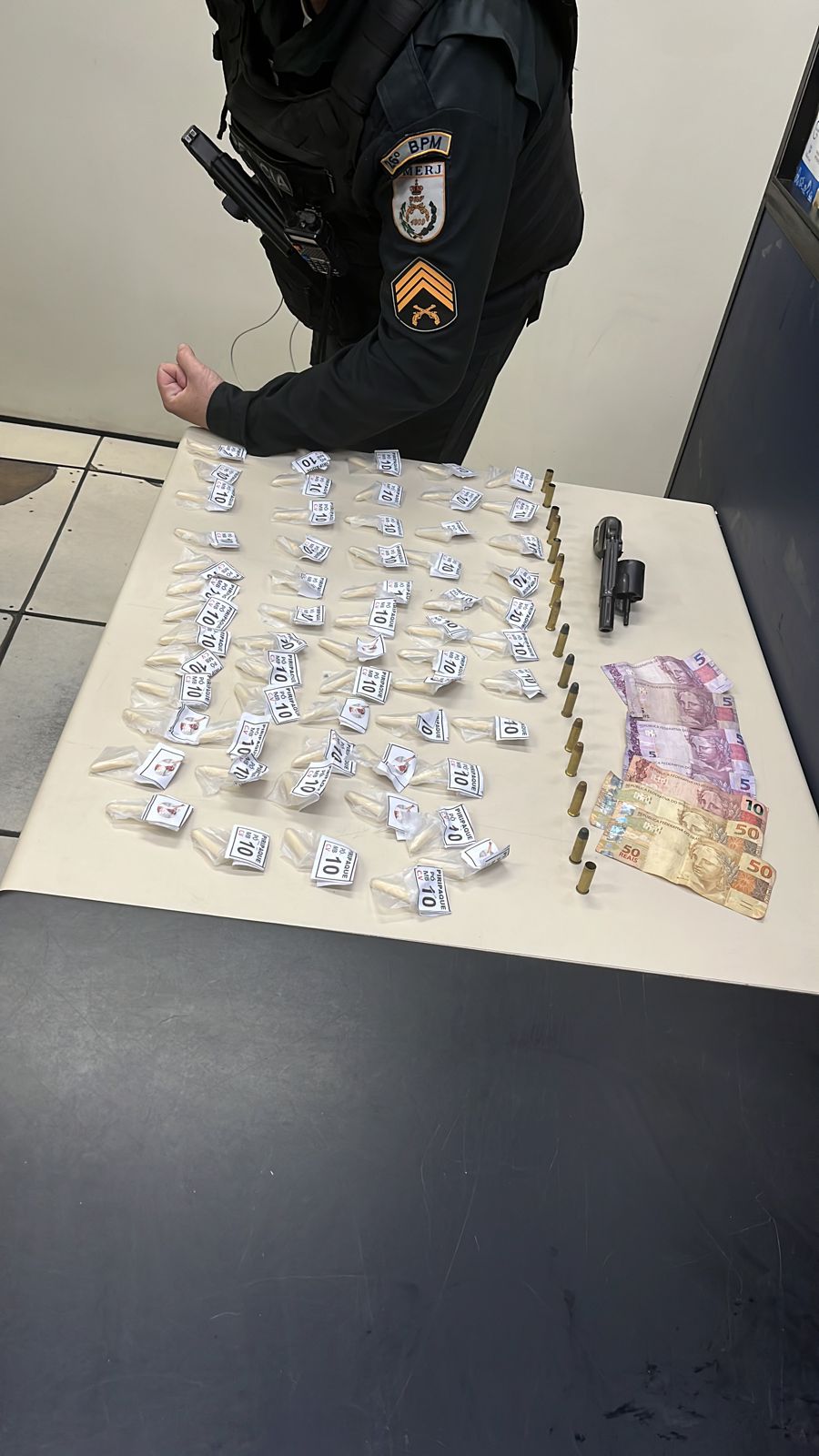 Homem é preso com cocaína e arma na Castelânea