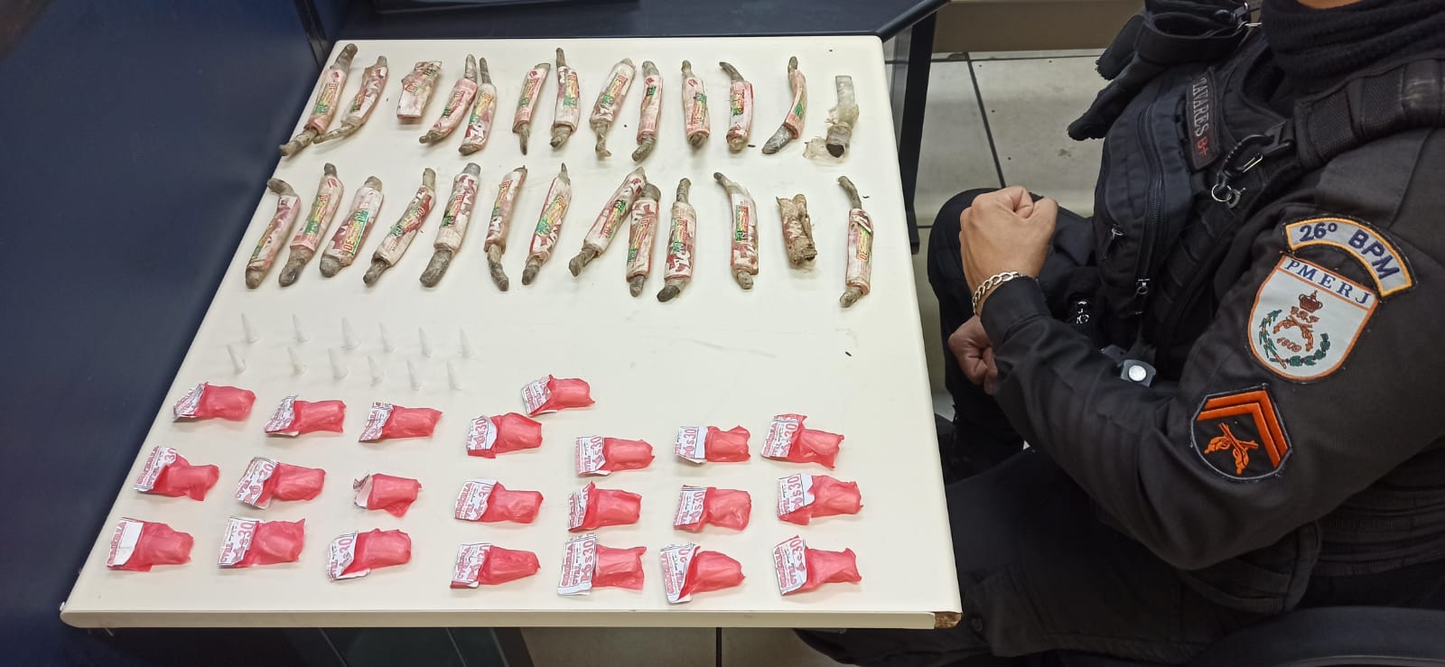 PM prende homem acusado de vender drogas e cometer roubos em Petrópolis