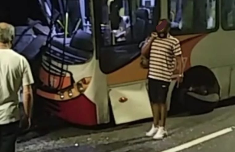 Passageiro fica ferido após acidente com ônibus da Petro Ita
