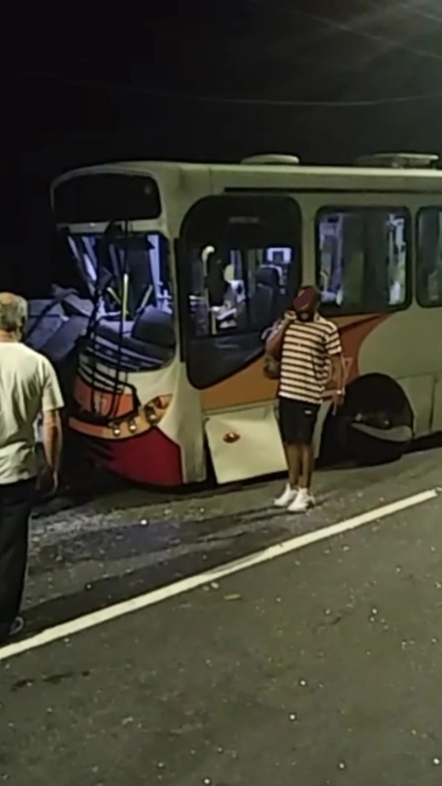Passageiro fica ferido após acidente com ônibus da Petro Ita