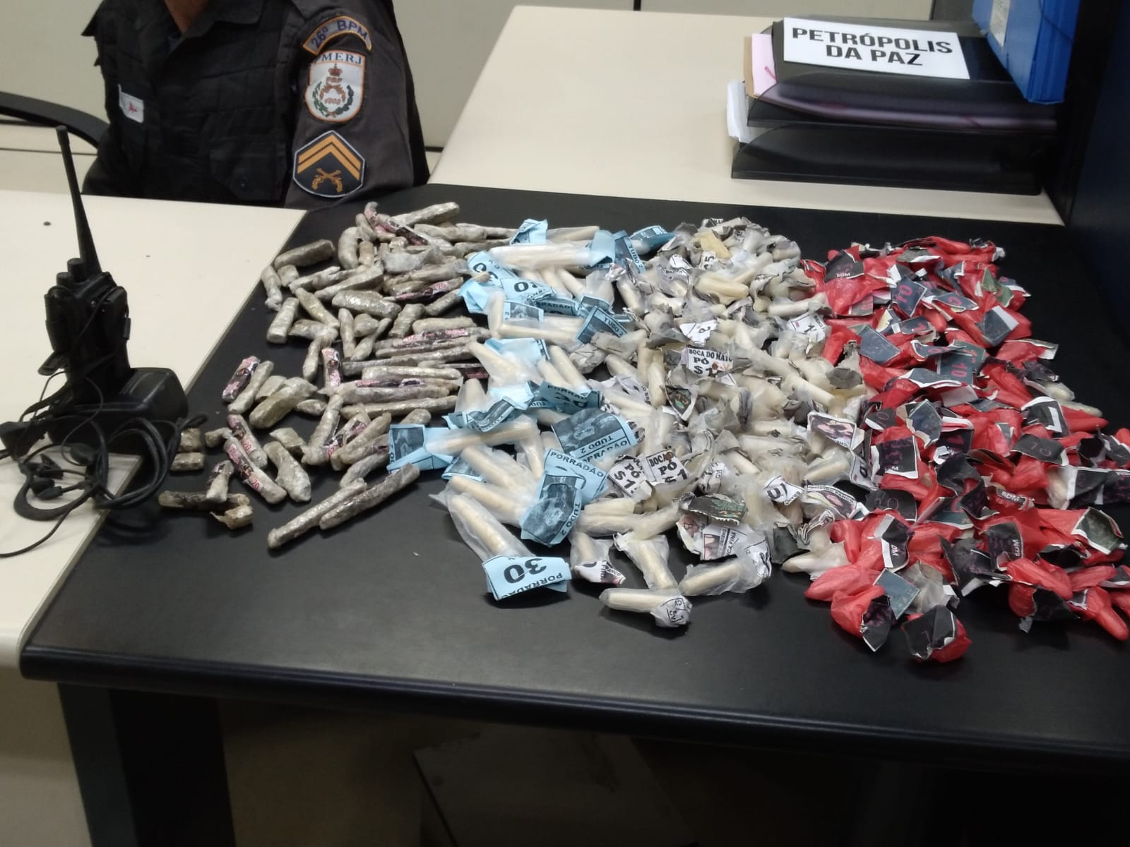 Denúncia leva policiais a apreenderem 260 pinos de cocaína no Quitandinha