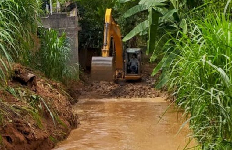 Prefeitura de Três Rios promove desassoreamento de córregos em bairros do Município