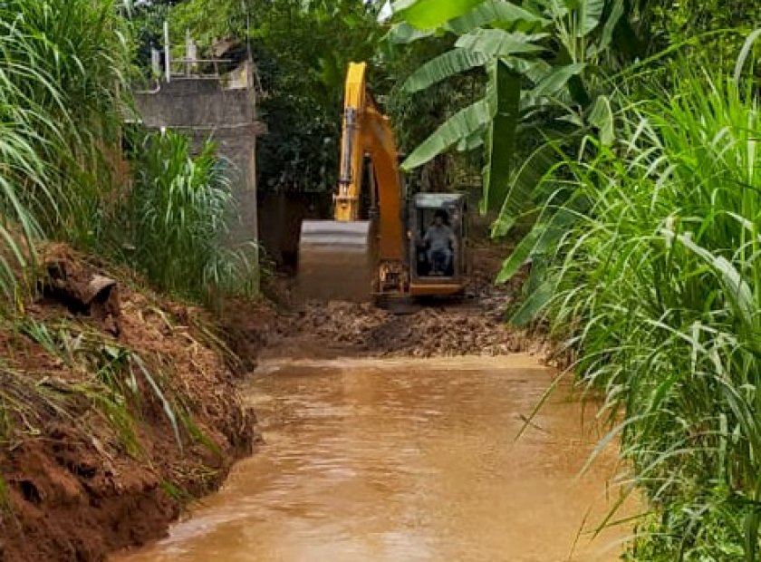 Prefeitura de Três Rios promove desassoreamento de córregos em bairros do Município