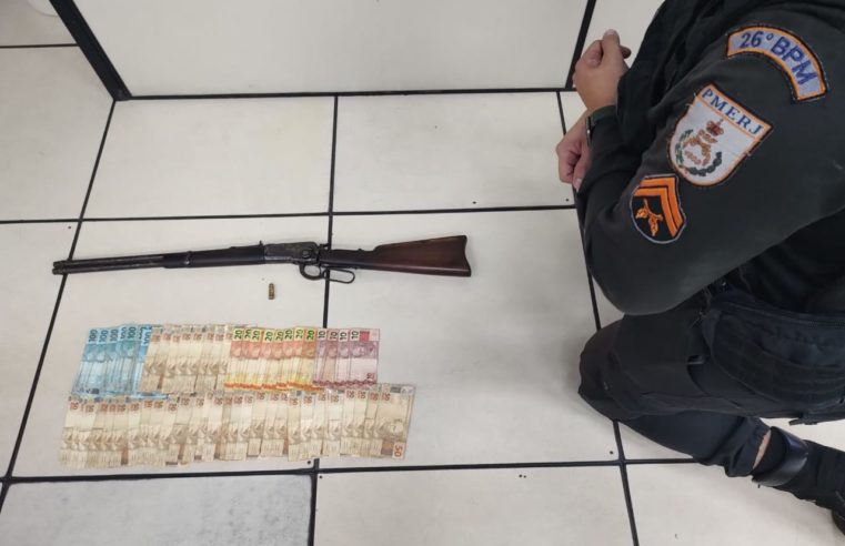 PM apreende espingarda e R$ 2.800 em Corrêas