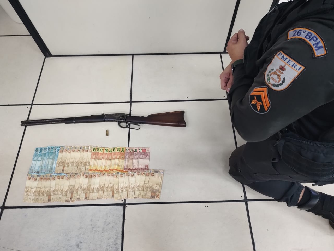 PM apreende espingarda e R$ 2.800 em Corrêas