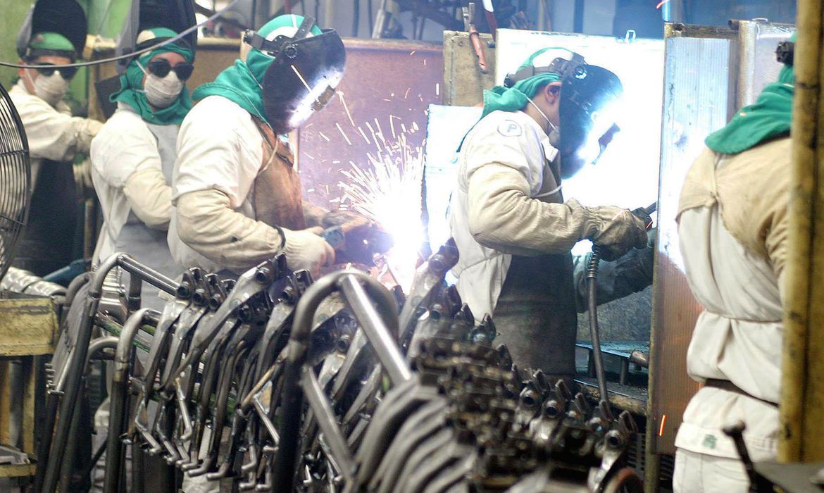 Pesquisa da Firjan e Fiocruz mostra que variante Ômicron é predominante entre trabalhadores da indústria