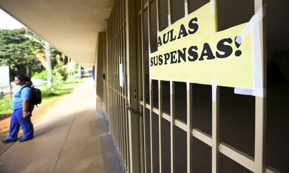 Prefeitura planeja volta às aulas para o dia 14 de fevereiro
