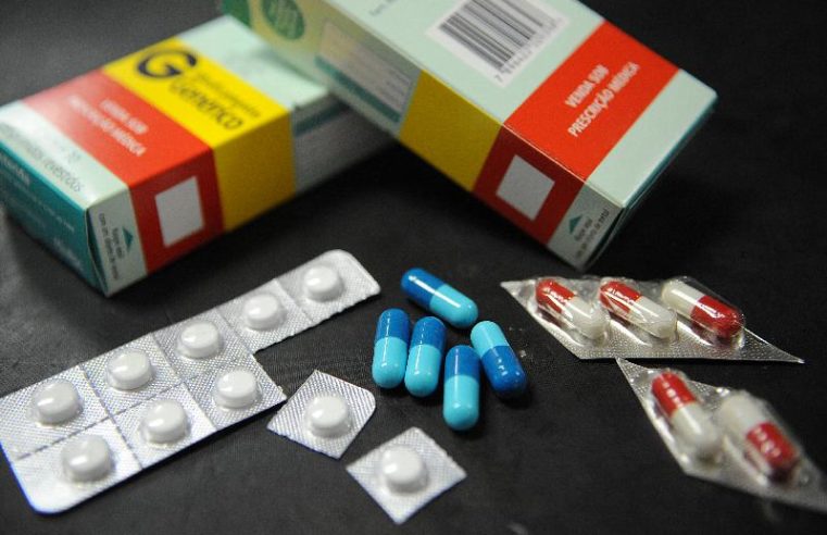 Nova onda da Covid-19 e casos de gripe aumenta busca por medicamentos nas farmácias; especialista destaca os riscos da automedicação