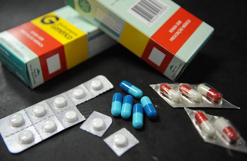 Nova onda da Covid-19 e casos de gripe aumenta busca por medicamentos nas farmácias; especialista destaca os riscos da automedicação