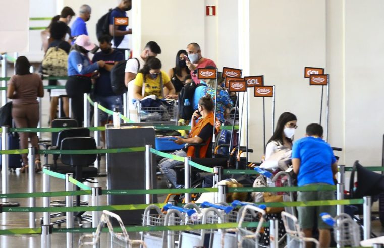 Anac autoriza redução de comissários após casos de covid e gripe