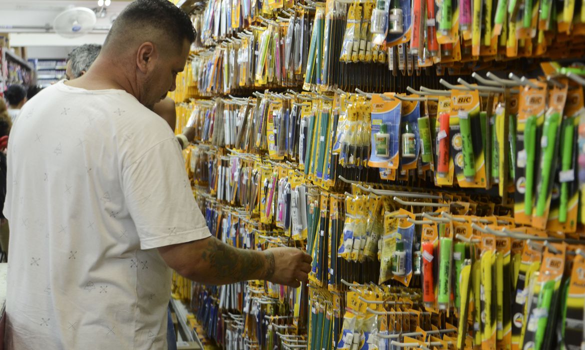 Material escolar pode variar até 381% entre lojas, diz Procon-SP