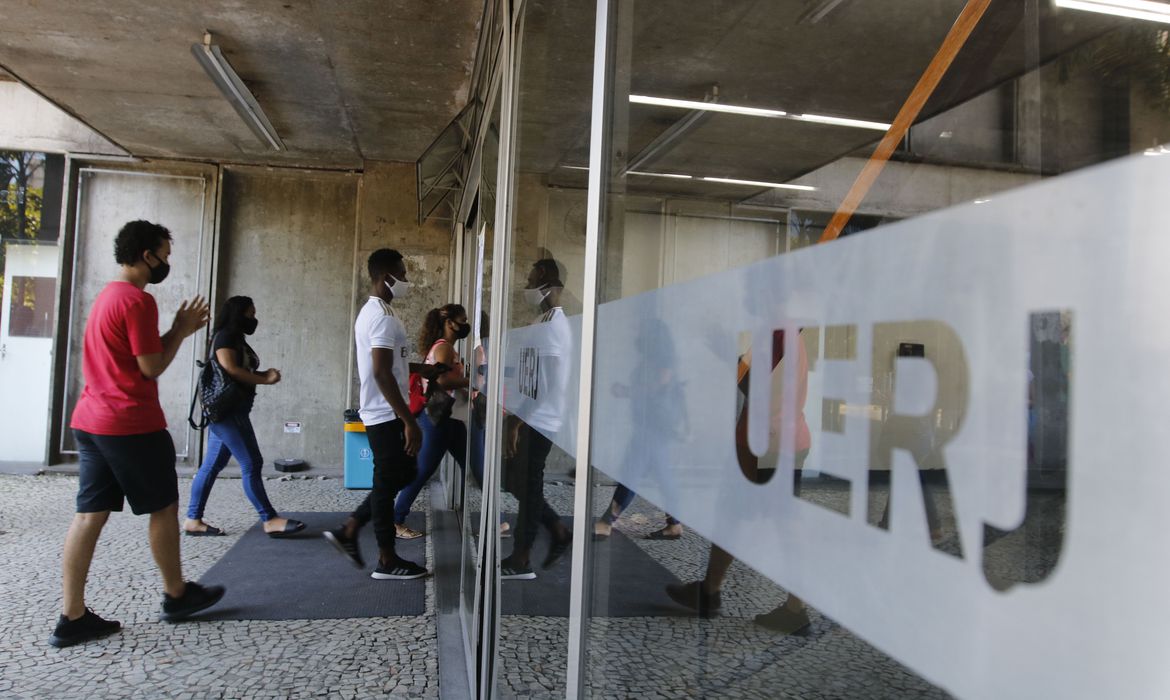 Uerj decide manter auxílio-alimentação para estudantes em 2022