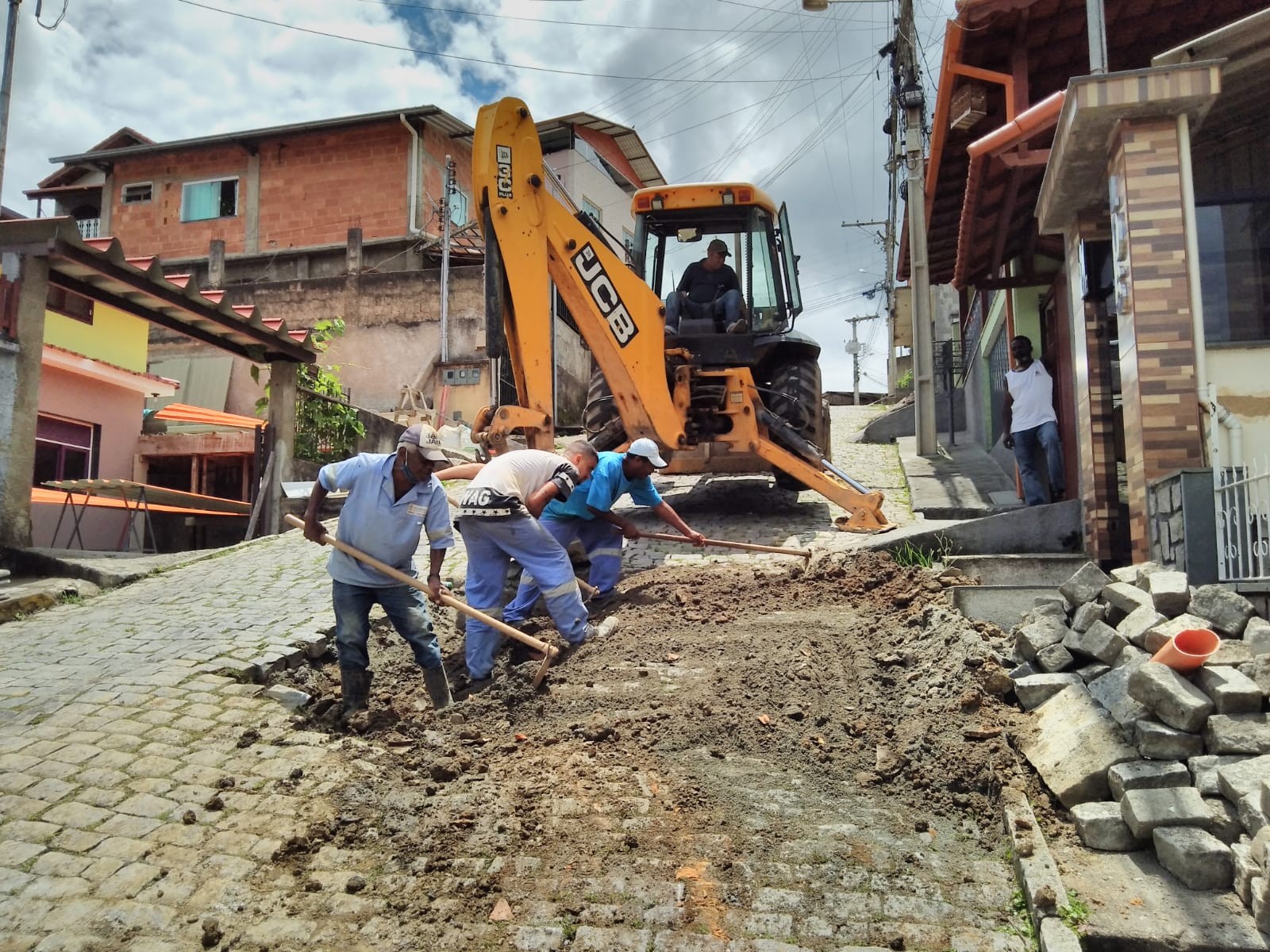 Sítio São Luiz, em Nova Friburgo, recebe operação tapa buraco